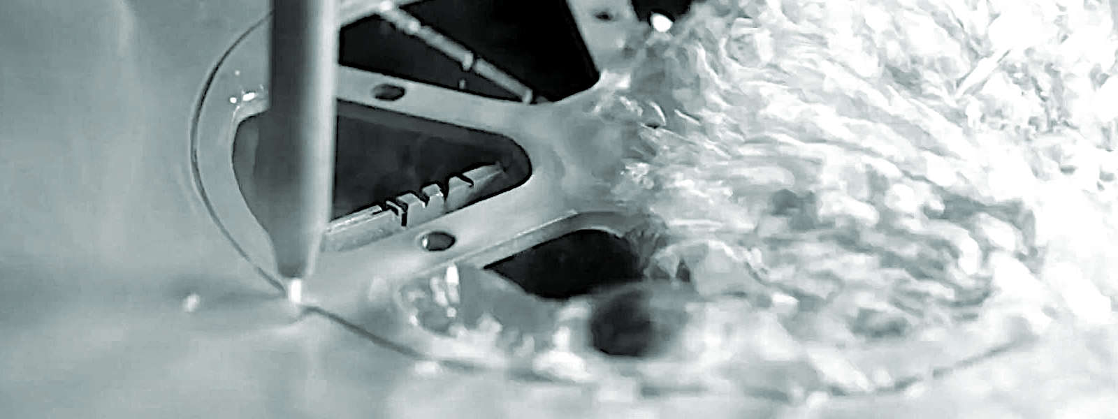 FlowJet è la linea di pantografi da taglio ad acqua ad altissima pressione con o senza abrasivo